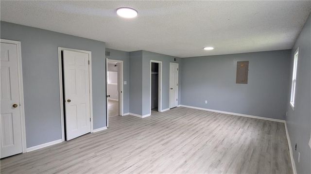 2005 N Plymouth Road, Independence, MO 64058