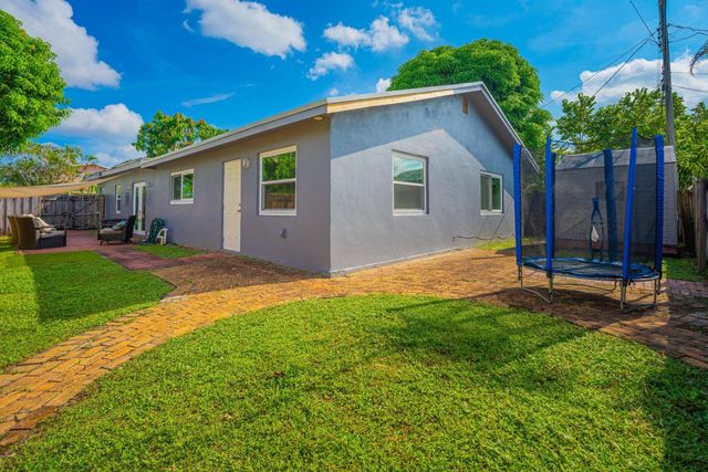 6824 SW 5th Street, Pembroke Pines, FL 33023