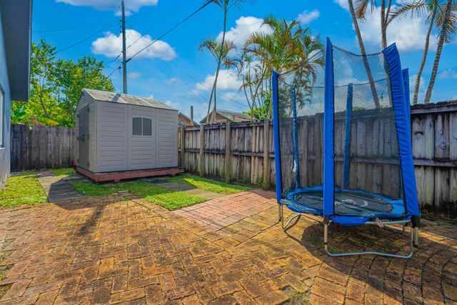 6824 SW 5th Street, Pembroke Pines, FL 33023