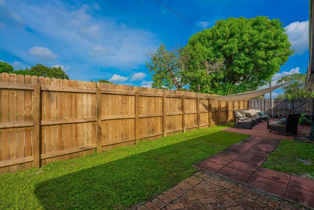 6824 SW 5th Street, Pembroke Pines, FL 33023