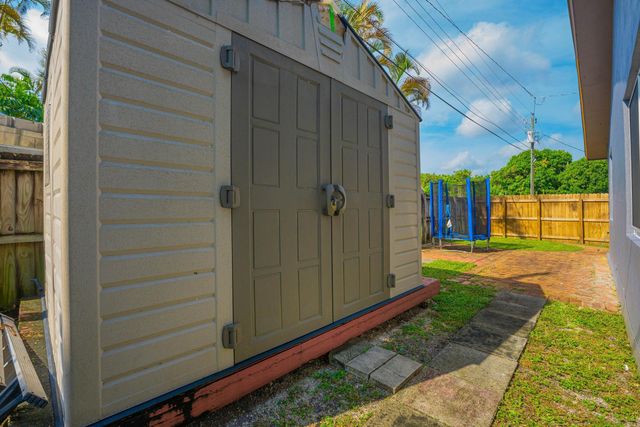 6824 SW 5th Street, Pembroke Pines, FL 33023