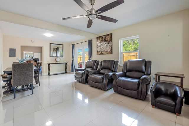 6824 SW 5th Street, Pembroke Pines, FL 33023