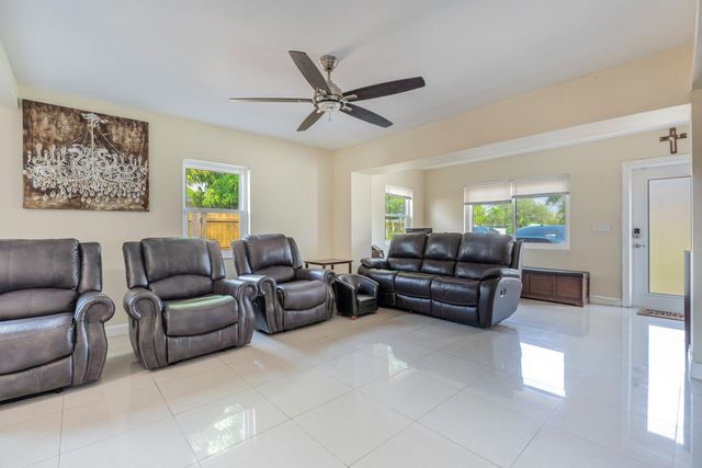 6824 SW 5th Street, Pembroke Pines, FL 33023