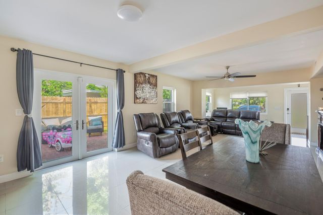 6824 SW 5th Street, Pembroke Pines, FL 33023