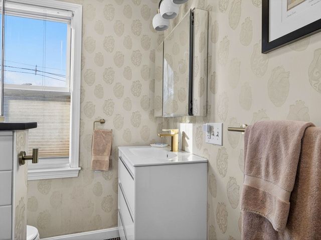 42 Oak St, Somerville, MA 02143