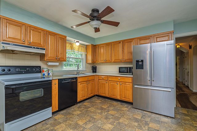 7 Squamscott Road, Stratham, NH 03885
