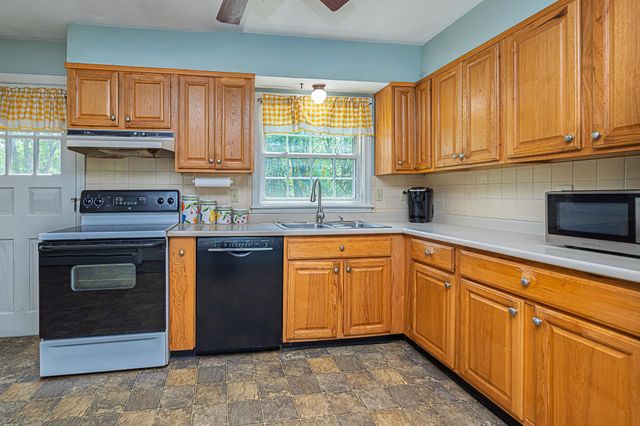 7 Squamscott Road, Stratham, NH 03885