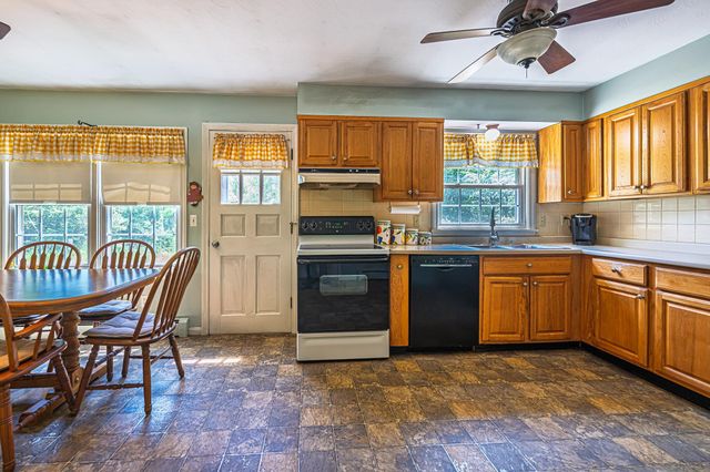 7 Squamscott Road, Stratham, NH 03885