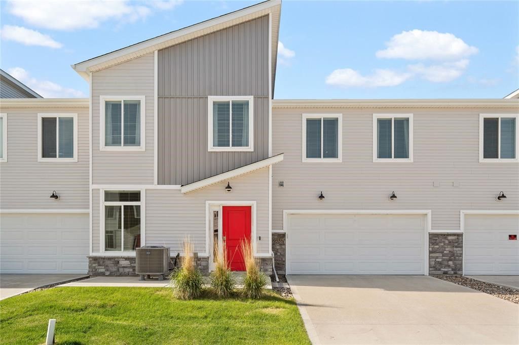 9556 Crestview Drive, West Des Moines, IA 50266