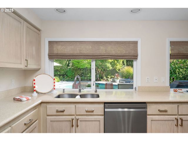 11330 Sw LYNNVALE Dr, Portland, OR 97225