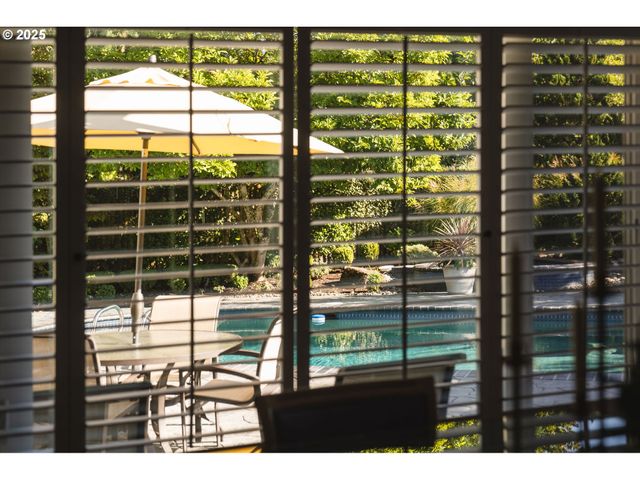 11330 Sw LYNNVALE Dr, Portland, OR 97225