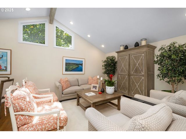 11330 Sw LYNNVALE Dr, Portland, OR 97225