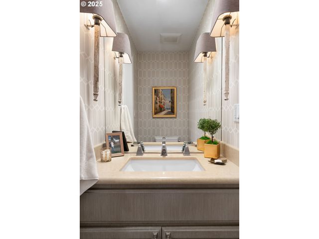 11330 Sw LYNNVALE Dr, Portland, OR 97225