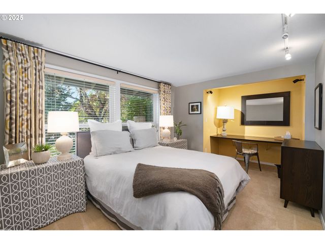 11330 Sw LYNNVALE Dr, Portland, OR 97225