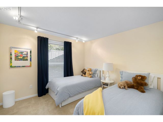 11330 Sw LYNNVALE Dr, Portland, OR 97225