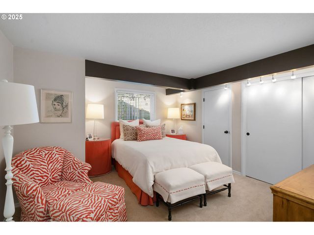 11330 Sw LYNNVALE Dr, Portland, OR 97225