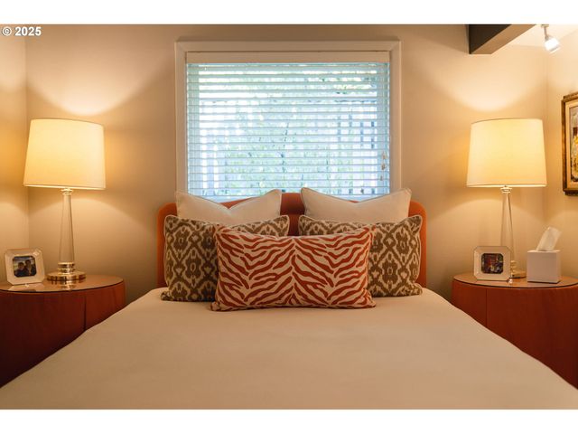 11330 Sw LYNNVALE Dr, Portland, OR 97225