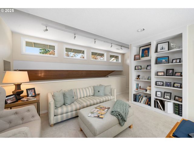 11330 Sw LYNNVALE Dr, Portland, OR 97225