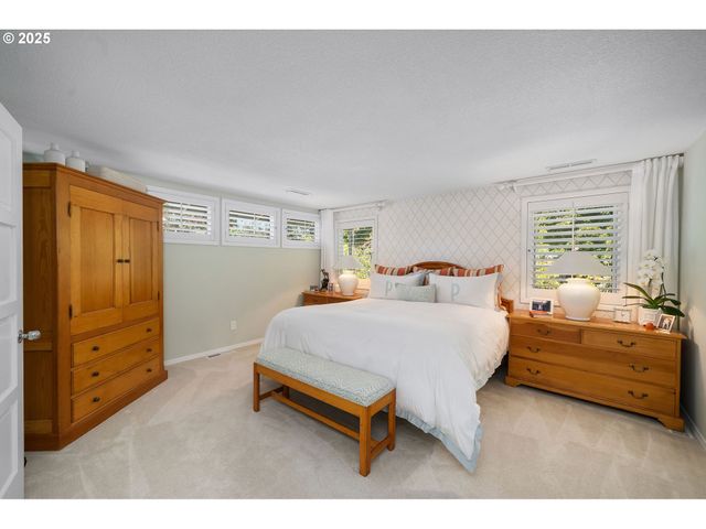 11330 Sw LYNNVALE Dr, Portland, OR 97225