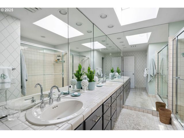 11330 Sw LYNNVALE Dr, Portland, OR 97225