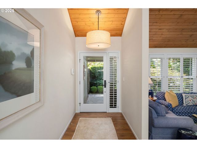 11330 Sw LYNNVALE Dr, Portland, OR 97225