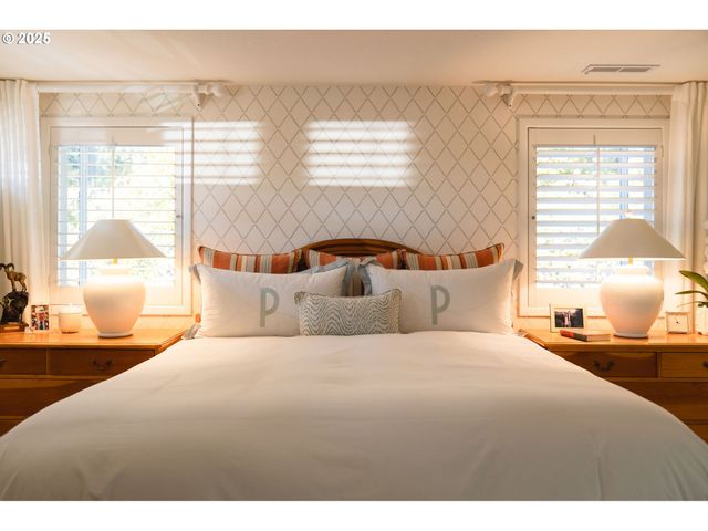 11330 Sw LYNNVALE Dr, Portland, OR 97225