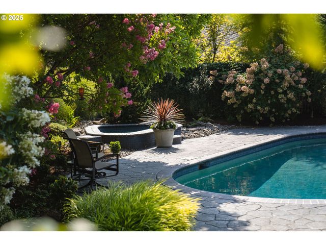 11330 Sw LYNNVALE Dr, Portland, OR 97225