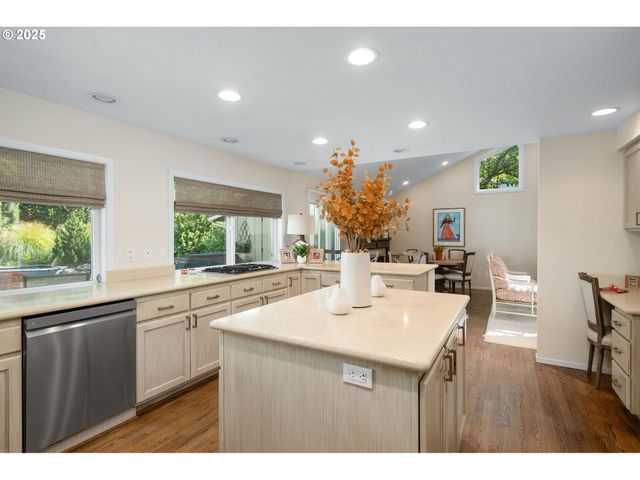 11330 Sw LYNNVALE Dr, Portland, OR 97225