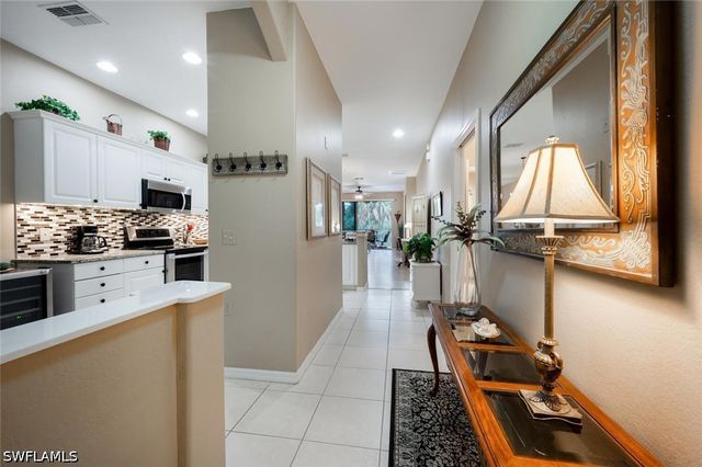 4844 Hampshire CT 104, Naples, FL 34112