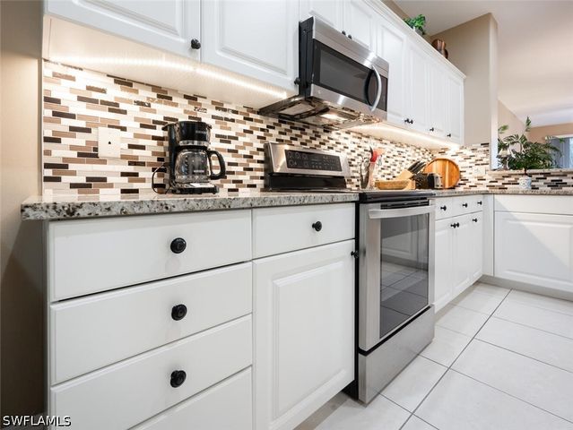 4844 Hampshire CT 104, Naples, FL 34112