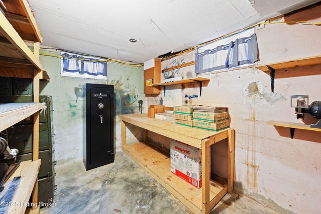 4320 Jade Ct, Louisville, KY 40216