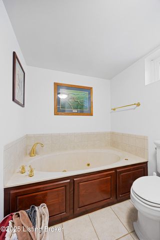 4320 Jade Ct, Louisville, KY 40216