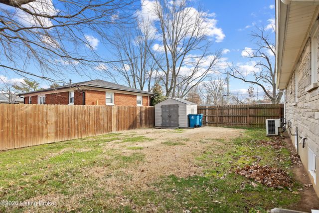 4320 Jade Ct, Louisville, KY 40216