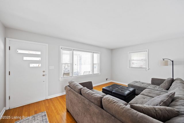 4320 Jade Ct, Louisville, KY 40216