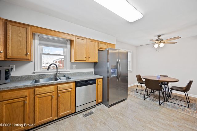 4320 Jade Ct, Louisville, KY 40216