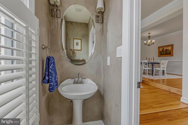 9412 REGENCY CREST DR, Vienna, VA 22181