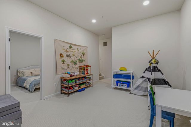 9412 REGENCY CREST DR, Vienna, VA 22181