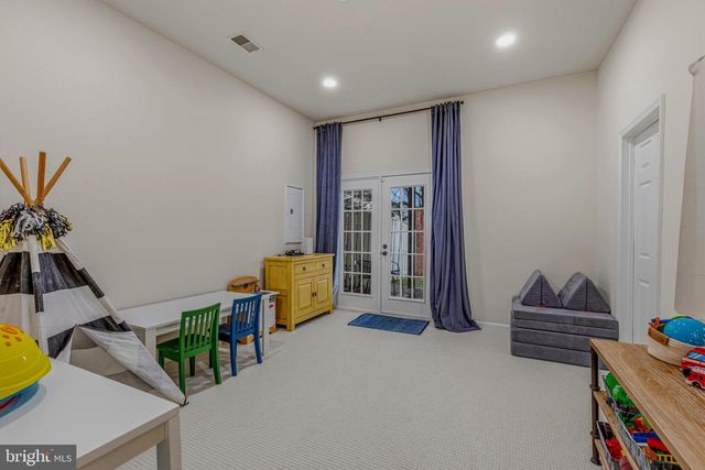 9412 REGENCY CREST DR, Vienna, VA 22181