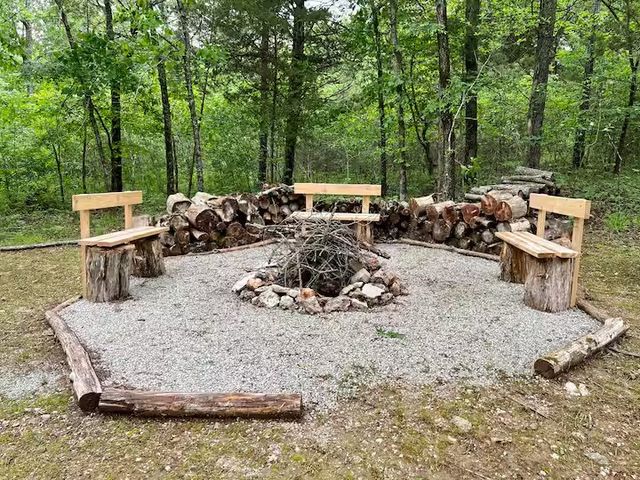 1 Thomas Circle, Eureka Springs, AR 72631