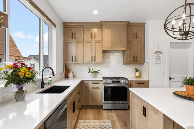 10418 W Shields Ave, Garden City, ID 83714