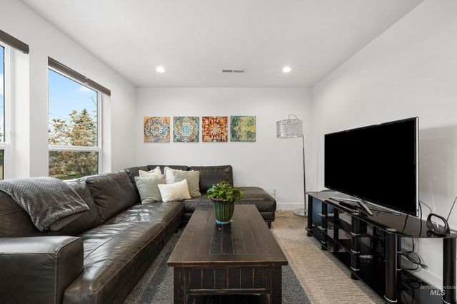 10418 W Shields Ave, Garden City, ID 83714