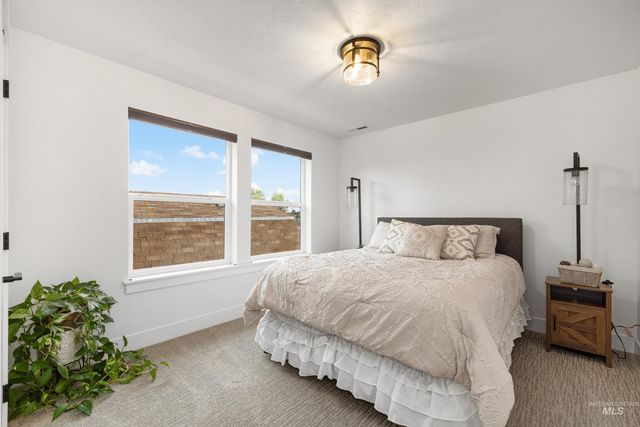 10418 W Shields Ave, Garden City, ID 83714