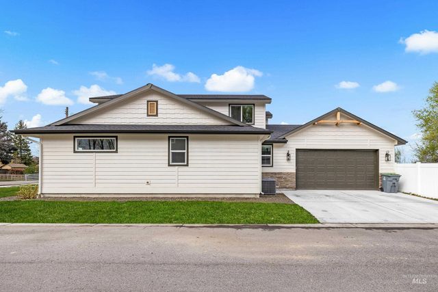 10418 W Shields Ave, Garden City, ID 83714