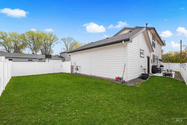 10418 W Shields Ave, Garden City, ID 83714