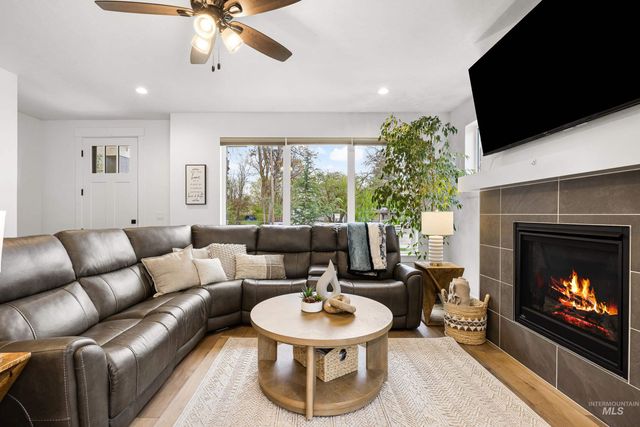 10418 W Shields Ave, Garden City, ID 83714