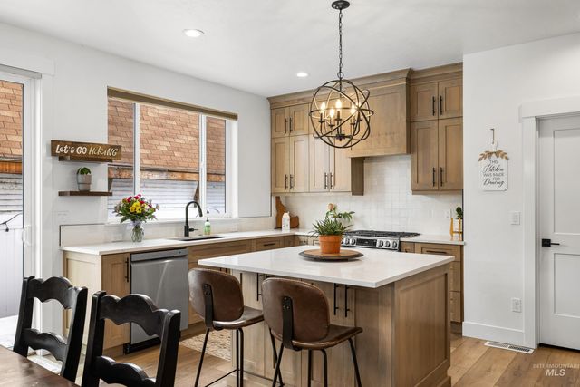 10418 W Shields Ave, Garden City, ID 83714