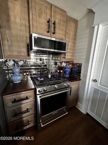 10 Avenue B, Hazlet, NJ 07734