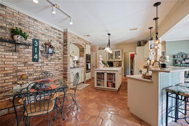 2207 Southern Hills Drive, League City, TX 77573