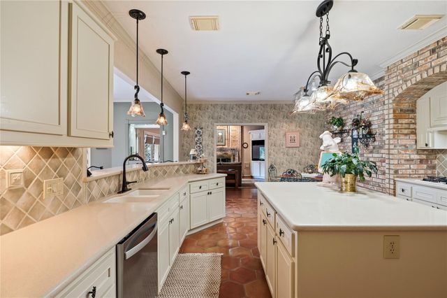 2207 Southern Hills Drive, League City, TX 77573