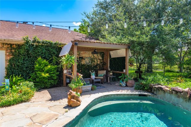 2207 Southern Hills Drive, League City, TX 77573